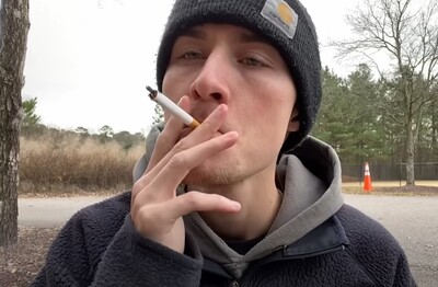 Лечение зависимости от табакокурения в Узловой Мужчина с сигаретой делает затяжку